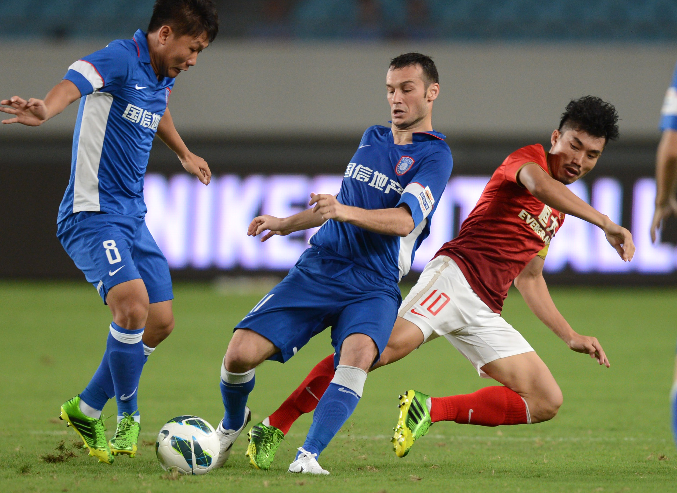 启蒙教练：维尼修斯一直有点叛逆，他应该学会控制和收敛脾气